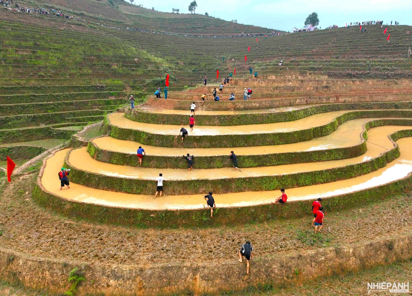 Mu Cang Chai Launches the First “Footprints of the Water Season” Terraced Field Climbing Event in 2026